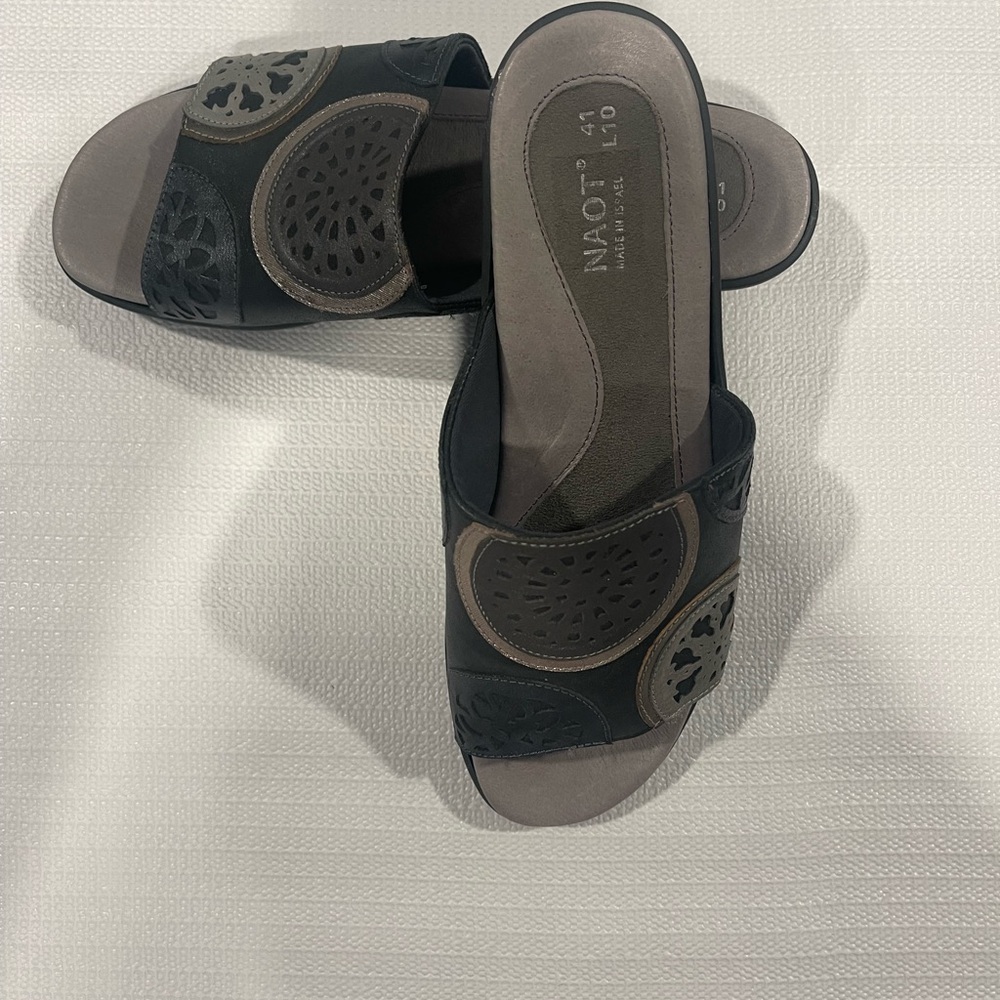 Naot Embossed Leather Sandal. Mixed materials and color. Size 41. US 10.